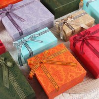 Boîte-cadeau en carton ondulé créatif haut de gamme emballage de Souvenir d'anniversaire vide en relief pour chaussettes matériaux recyclés mats