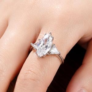 Anello in Oro Bianco con Diamante Taglio Marquise Colore D Naturale, Gioiello di Fidanzamento da Donna con Pietre Laterali a Triangolo - Product Image 5