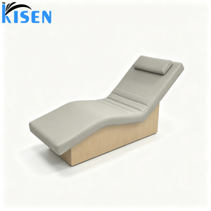 Le fauteuil lounge Kisen, luxueux et confortable, présente un design ondulé élégant et moderne et est doté d'une base en bois. - Product Image 1
