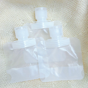 Bolsas de cosméticos para viajes y viajes de negocios con tapas abatibles, que contienen lociones, gel de ducha, champús y tónicos. - Product Image 2