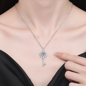 Collar de Plata de Ley S925 con Colgante de Flores con Diamantes Completos Chapado en Oro Blanco para Mujer, Joyería Fina, Corte Redondo de 0.5CT VVS GRA Moissanite - Product Image 2