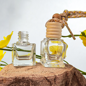 Bottiglia <span class=keywords><strong>di</strong></span> profumo auto <span class=keywords><strong>vetro</strong></span> esagono vuoto appeso diffusore profumecar <span class=keywords><strong>bottiglie</strong></span> da 6ml uso tappo 8ml Guangzhou - Product Image 4
