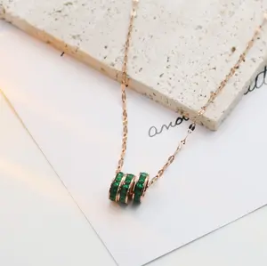 Kalung zirkon hijau versi Korea anak perempuan, Kalung baja tahan karat pinggang kecil tiga cincin yang indah tidak pudar grosir