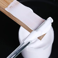 Colle liquide polyuréthane blanche à base d'eau pour le bois, idéale pour la fabrication de meubles et la menuiserie en construction