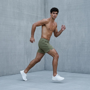 Shorts de course pour hommes au design épuré, matière hautement élastique, coutures anti-frottement, séchage rapide, confort optimal, cordon de serrage réglable - Product Image 2