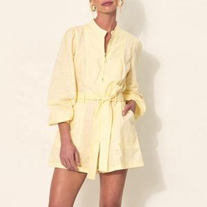 Novedades: Conjunto de dos piezas de lino para mujer, camisa informal de lino con cremallera y cuello vuelto, y shorts de lino de cintura alta elástica con corte en A. - Product Image 1