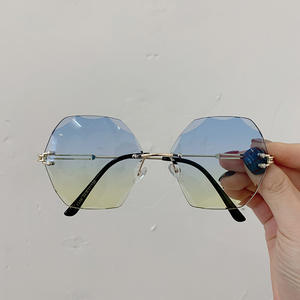 แว่นกันแดดทรงเหลี่ยม รุ่น C1-2338 กรอบสีทอง เลนส์อะคริลิก สีทูโทน สำหรับทุกเพศ ป้องกันรังสียูวี 100% ประเภท 3 - Product Image 3