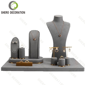 Présentoirs à bijoux haut de gamme en velours gris, texture personnalisable avec logo, pour vitrine de bijouterie haut de gamme - Product Image 4