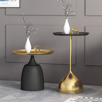 Table d'appoint moderne de luxe or, bleu et noir avec design latéral élégant en métal pour chambre et salon, tables basses pour usage domestique