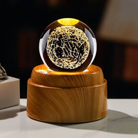 Boule de cristal gravée au laser personnalisée, boule de cristal lumineuse au laser, Voie lactée, Saturne, avec base lumineuse LED en bois rotative