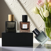 Flacons de parfum carrés de luxe en verre coloré avec couvercle, capacités 30ml et 50ml, tête de pulvérisation transparente avec boîte et sac d'emballage