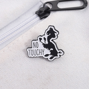 Đen Lạc Đà Động Vật Men Kỷ Niệm Huy Hiệu Trâm Pin Hợp Kim Phim Hoạt Hình Hình Dạng Tùy Chỉnh Khắc Ba Lô Phụ Kiện Cross-Biên Giới - Product Image 3