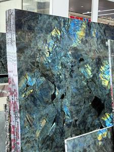 Losa de Granito Labradorita Azul Esmeralda Personalizable para Cubierta de Mesa de Comedor Montada en la Pared Interior - Product Image 2