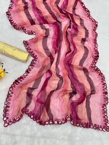 Sari Tradicional Indio y Pakistaní de Gasa con Rayas Rosas y Borde Dorado para Mujer, para Bodas y Fiestas, de Secado Rápido - Product Image 4