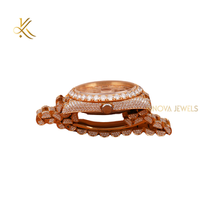 Montre en diamant Moissanite de ton or avec un visage élégant et une bande de finition très brillante conçue pour un style Streetwear luxueux - Product Image 5