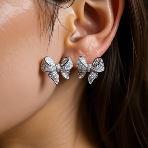 Orecchini a Perno con Fiocco in Lega di Zinco Placcata Oro Bianco, Cristalli e Strass con Taglio Brillante e Micro Incastonatura per Donne, Gioielli Moda Carini da Regalo - Product Image 2