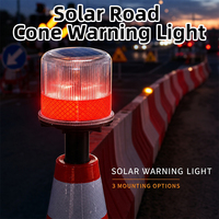 Lampu Peringatan Lalu Lintas Tenaga Surya LED Strobo Lampu Sinyal Bahaya Visibilitas 300m Cocok untuk Kerucut Lalu Lintas Lampu Pembatas Jalan Sensor Cahaya 1300mAh
