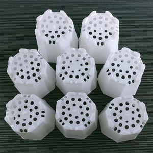 Maceta octogonal blanca de plástico con orificios de drenaje para uso modular en escritorio o pared. - Product Image 2