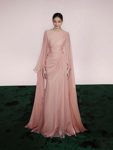 Robe de soirée cape pour femme en satin, style luxe léger, pour fiançailles, été 2026, longueur ras du sol, à volants, taille naturelle, décolleté en U, coupe trapèze - Product Image 1