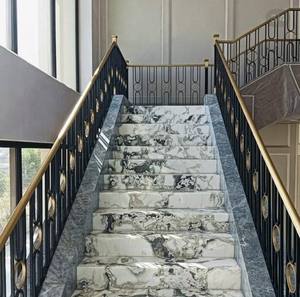 Rampe en fer forgé noir et or de qualité supérieure avec balustres ronds en laiton et main courante en laiton pour la conception d'escaliers de luxe pour maisons et hôtels - Product Image 5