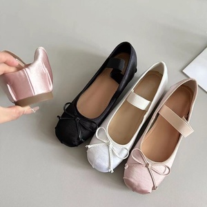 รองเท้าบัลเล่ต์สไตล์เรโทรสำหรับผู้หญิง ยี่ห้อ Miu รุ่นใหม่ หัวรองเท้าผ้าไหมซาติน แบบแมรี่เจน ประดับโบว์ พื้นรองเท้า PU แบบสวม เพิ่มความสูง สำหรับฤดูใบไม้ร่วง - Product Image 1