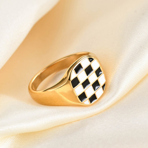 Anillos de Moda de 13MM Cuadrados con Diseño de Tablero de Ajedrez Blanco y Negro, Anillo de Acero de Titanio Chapado en Oro para Mujer, Joyería de Regalo - Product Image 4