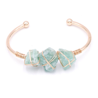 Bracelet en pierre brute enroulée de fil de fer plaqué or 18 carats Taille ajustable Géode Bracelet de manchette pour femme Bijoux de guérison en cristal