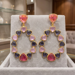 Magnifiques boucles d'oreilles ethniques unisexes en laiton plaqué or 24 carats avec pierres multicolores - Product Image 2