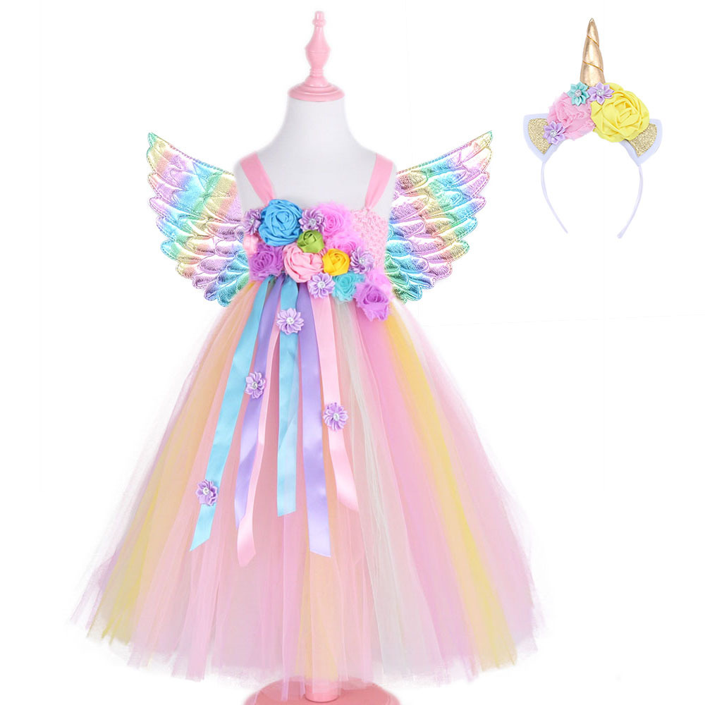 Vestidos, diademas, alas.