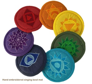 Ensemble de bols chantants tibétains de sept couleurs de chakras de 3 pouces, fabriqués à la main, bol de méditation, de yoga et de guérison. - Product Image 6