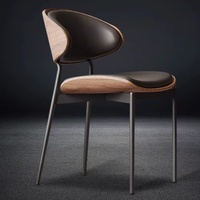 Chaise de salle à manger minimaliste italienne de designer, chaise de bureau rétro en métal courbé pour la maison, chaise en cuir pour café, réunion et négociation