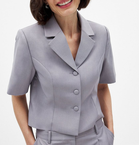 Veste de costume cintrée pour femme, gris clair, coupe courte, infroissable, à manches courtes, col à revers cranté, simple boutonnage, pour le bureau - Product Image 1