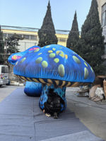 Champignon gonflable bleu coloré sur le thème de l'Alice au pays des merveilles, décoration publicitaire pour parc et jardin
