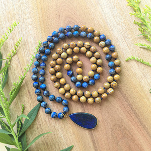Mala in diaspro venato, ciondolo in lapislazzuli, collana da meditazione con 108 perle annodate a mano, gioielli yoga, cristalli curativi, regalo per la connessione con la terra - Product Image 4