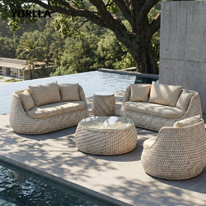 Ensemble <span class=keywords><strong>de</strong></span> canapés ronds tressés <span class=keywords><strong>de</strong></span> luxe pour complexe côtier, <span class=keywords><strong>salon</strong></span> en osier à cordes épaisses avec <span class=keywords><strong>table</strong></span> basse à plateau en verre, taille personnalisée - Product Image 1