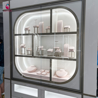 Vitrine de présentation de bijoux en verre de luxe Sundo, comptoir avec éclairage LED mural, finition dorée, fabricant d'agencements de magasins de bijouterie