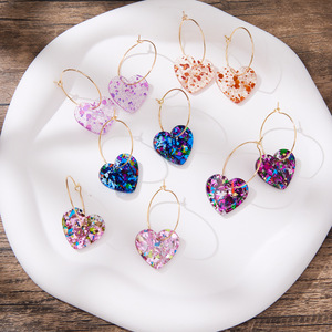 أقراط حلقية فاخرة جديدة من هاومي بتصميم قلب مرصع بالترتر الأكريليك - Product Image 1