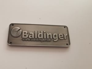 لوحات محفورة شعار مخصص النحاس البرونز علامات الألومنيوم شارات للملابس الملابس - Product Image 2