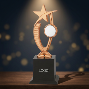 Trofeo Estrella Chapado en Oro Modelo 705/C con Impresión UV y Base Grabada con Láser para Logros Deportivos - Product Image 1