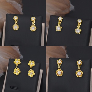 Pendientes de tuerca JXX Fashion con baño de oro de 24K, diseño de estrella y flor, modernos, de latón con circonitas en forma de corazón, para regalo de fiesta para mujer - Product Image 1
