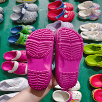 Sandales Crocs d'occasion pour enfants – Chaussures d'été respirantes et tendance – Crocs originaux de seconde main pour enfants – Vente en gros