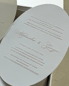 Luxuriöses Hochzeits-Einladungsset mit Blumenprägung aus gestrichenem Papier mit Wellenrand und Schleifenakzenten, Einladungskarte - Product Image 3