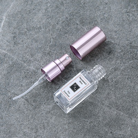 Flacon de parfum rond en verre de qualité supérieure avec pulvérisateur et estampage doré pour l'emballage d'huiles essentielles et de parfums