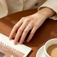 InsC-Style Elastischer Ring mit Winzigen Perlen und Natürlichen Weißen Süßwasserperlen, Elegantes Ovales Design - Raffiniert und Professionell