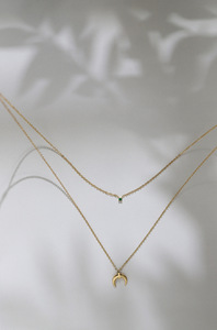 <span class=keywords><strong>Collier</strong></span> en forme de croissant de <span class=keywords><strong>lune</strong></span> inversé avec corne de diamant vert Niche - Product Image 4