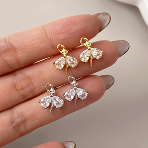 Boucles d'oreilles clous tendance en laiton plaqué or 18 carats et rhodium avec zircon, serties griffe, pour femme, idéales pour fiançailles, fêtes et mariages - Product Image 5