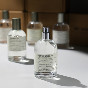 Bouteille d'emballage ronde en verre de parfum <span class=keywords><strong>EDT</strong></span> EDP Huile de diffuseur de parfum cosmétique Bouteille a Pompe De Pulvérisation 30ml 50ml 100ml - Product Image 1
