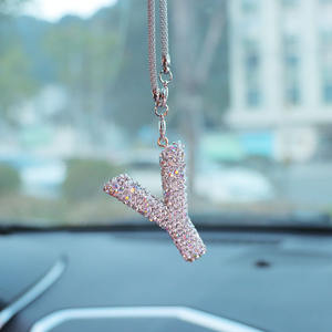 Adorno Colgante con Letra Brillante para Espejo Retrovisor de Coche, Letra Inicial de Cristal con Diamantes de Imitación, Decoración Colgante para Espejo de Coche - Product Image 4