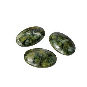 Pierre de cristal de jade vert poli en gros pour la décoration intérieure, le Feng Shui et les cadeaux de fêtes uniques - Product Image 1