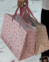 Sac cadeau en papier imprimé personnalisé mignon avec ruban en satin rose, sac d'emballage boutique pour anniversaire, cosmétiques, cadeaux
